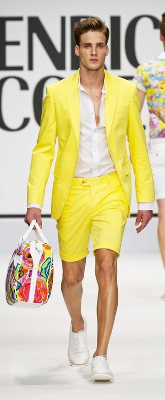 Gelbgrüne Jacke kombinieren – 493 Herren Outfits: Paaren Sie eine gelbgrüne Jacke mit gelben Shorts für Drinks nach der Arbeit. Weiße Leder Oxford Schuhe bringen Eleganz zu einem ansonsten schlichten Look.