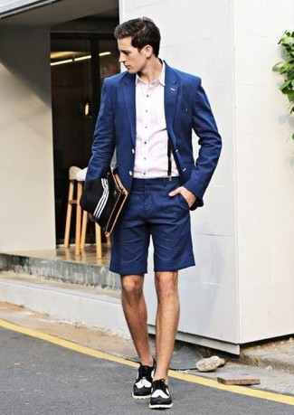 Shorts kombinieren – 407 Smart-Casual Herren Outfits warm Wetter: Vereinigen Sie ein blaues Sakko mit Shorts, wenn Sie einen gepflegten und stylischen Look wollen. Fühlen Sie sich mutig? Komplettieren Sie Ihr Outfit mit schwarzen und weißen Leder Brogues.
