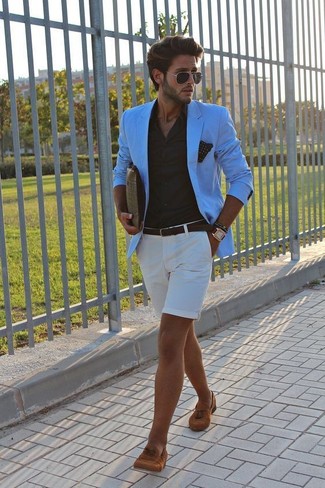 Hellblaues Sakko kombinieren – 73 Herren Outfits: Kombinieren Sie ein hellblaues Sakko mit weißen Shorts für einen für die Arbeit geeigneten Look. Ergänzen Sie Ihr Outfit mit rotbraunen Wildleder Slippern mit Quasten, um Ihr Modebewusstsein zu zeigen.