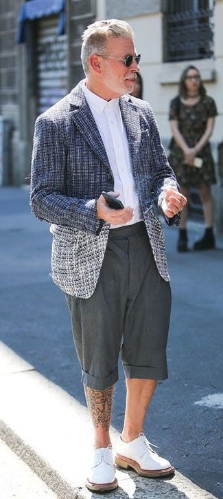 60 Jährige: Welche Businesshemden mit dunkelblauen Sakkos zu tragen – 75 Herren Outfits: Entscheiden Sie sich für einen klassischen Stil in einem dunkelblauen Sakko und einem Businesshemd. Ergänzen Sie Ihr Look mit weißen Leder Derby Schuhen.