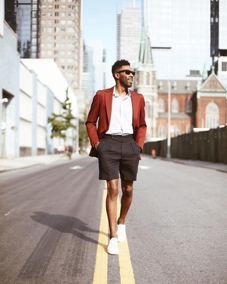 30 Jährige: Rotbraune Jacke kombinieren – 305 Smart-Casual Sommer Herren Outfits: Paaren Sie eine rotbraune Jacke mit schwarzen Shorts für einen für die Arbeit geeigneten Look. Weiße Segeltuch niedrige Sneakers sind eine gute Wahl, um dieses Outfit zu vervollständigen. Das Outfit ist mega für den Sommer.