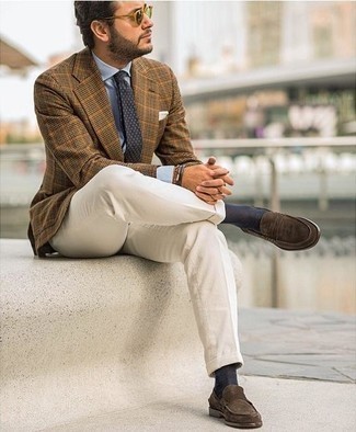 Dunkelblaue Krawatte mit Paisley-Muster kombinieren – 134 Herren Outfits: Kombinieren Sie ein braunes Sakko mit Schottenmuster mit einer dunkelblauen Krawatte mit Paisley-Muster für eine klassischen und verfeinerte Silhouette. Dunkelbraune Wildleder Slipper sind eine kluge Wahl, um dieses Outfit zu vervollständigen.