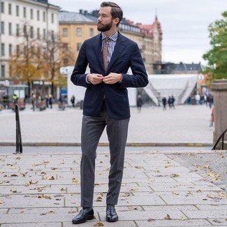 Beige bedruckte Krawatte kombinieren – 74 Herren Outfits: Vereinigen Sie ein dunkelblaues Sakko mit einer beige bedruckten Krawatte für einen stilvollen, eleganten Look. Schwarze Leder Slipper sind eine gute Wahl, um dieses Outfit zu vervollständigen.