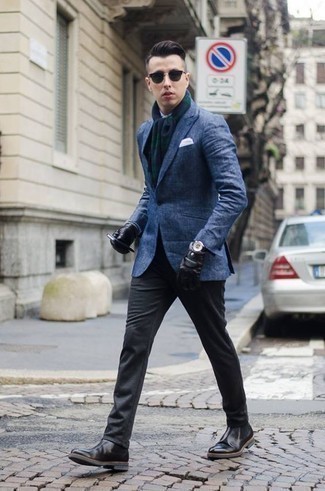 20 Jährige: Wie blaues Sakko mit grauer Hose zu kombinieren – 5 Smart-Casual Frühling Herren Outfits: Vereinigen Sie ein blaues Sakko mit einer grauen Hose für Ihren Bürojob. Fühlen Sie sich ideenreich? Wählen Sie schwarzen Chelsea Boots aus Leder. Schon mal so einen tollen Frühlings-Outfit gesehen?