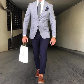 Dunkelblaue Seidekrawatte kombinieren – 76 Herren Outfits: Kombinieren Sie ein graues Sakko mit einer dunkelblauen Seidekrawatte für einen stilvollen, eleganten Look. Fühlen Sie sich mutig? Entscheiden Sie sich für rotbraunen Leder Derby Schuhe.