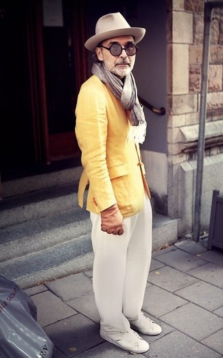 Dunkelbraune Lederhandschuhe kombinieren – 411 Herren Outfits: Kombinieren Sie ein gelbes Sakko mit dunkelbraunen Lederhandschuhen für einen entspannten Wochenend-Look. Putzen Sie Ihr Outfit mit weißen niedrigen Sneakers.