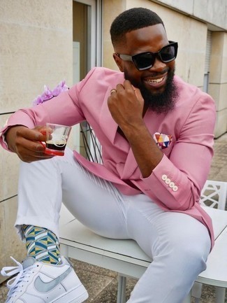 Mehrfarbige Socken kombinieren – 61 Smart-Casual Herren Outfits: Ein rosa Sakko und mehrfarbige Socken sind eine kluge Outfit-Formel für Ihre Sammlung. Machen Sie Ihr Outfit mit weißen Leder niedrigen Sneakers eleganter.