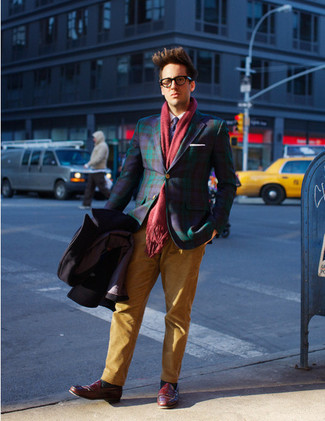 Roten Schal kombinieren – 297 Herren Outfits: Für ein bequemes Couch-Outfit, erwägen Sie das Tragen von einem dunkelblauen Sakko mit Schottenmuster und einem roten Schal. Fühlen Sie sich mutig? Wählen Sie dunkelroten Leder Slipper.
