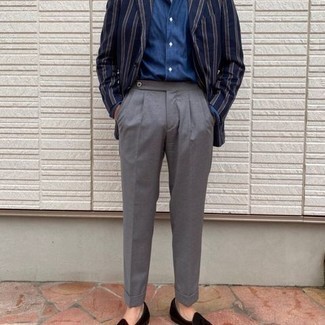 Blaues vertikal gestreiftes Sakko kombinieren – 227 Herren Outfits: Paaren Sie ein blaues vertikal gestreiftes Sakko mit einer grauen Anzughose, um vor Klasse und Perfektion zu strotzen. Komplettieren Sie Ihr Outfit mit schwarzen Samt Slippern.