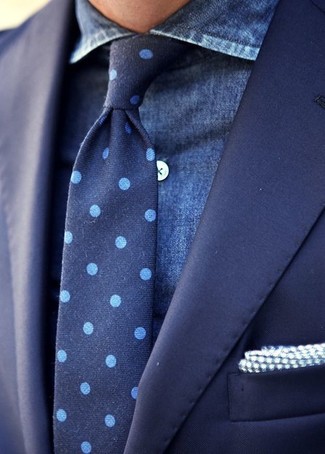 Weißes Einstecktuch mit Vichy-Muster kombinieren – 13 Elegante Herren Outfits: Ein dunkelblaues Sakko und ein weißes Einstecktuch mit Vichy-Muster sind eine perfekte Wochenend-Kombination.