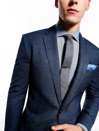 dunkelblaues Sakko mit Schottenmuster, graues gepunktetes Businesshemd, schwarze gepunktete Krawatte, hellblaues Einstecktuch für Herren