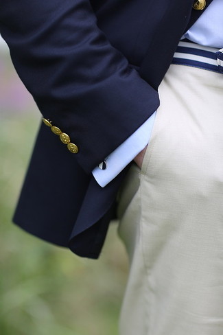 Weißen und dunkelblauen Segeltuchgürtel kombinieren – 94 Herren Outfits: Kombinieren Sie ein dunkelblaues Sakko mit einem weißen und dunkelblauen Segeltuchgürtel für einen entspannten Wochenend-Look.