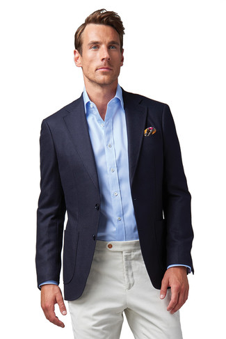 Mehrfarbiges bedrucktes Einstecktuch kombinieren – 195 Herren Outfits warm Wetter: Für ein bequemes Couch-Outfit, kombinieren Sie ein dunkelblaues Sakko mit einem mehrfarbigen bedruckten Einstecktuch.