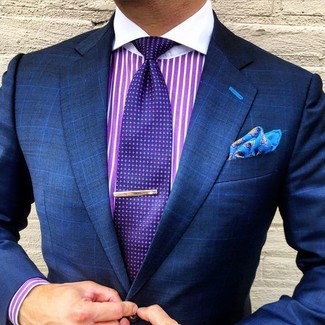 dunkelblaues Sakko mit Karomuster, lila vertikal gestreiftes Businesshemd, violette gepunktete Krawatte, türkises bedrucktes Einstecktuch für Herren