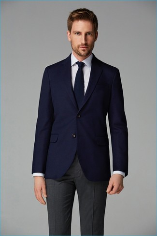 30 Jährige: Strick Krawatte kombinieren – 500+ Herren Outfits: Kombinieren Sie ein dunkelblaues Sakko mit einer Strick Krawatte für einen stilvollen, eleganten Look.