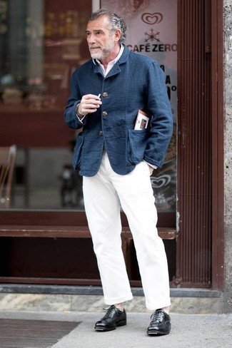 50 Jährige: Blaue Jacke kombinieren – 500+ Herren Outfits: Erwägen Sie das Tragen von einer blauen Jacke und einer weißen Chinohose, um einen modischen Freizeitlook zu kreieren. Vervollständigen Sie Ihr Outfit mit schwarzen Leder Derby Schuhen, um Ihr Modebewusstsein zu zeigen.