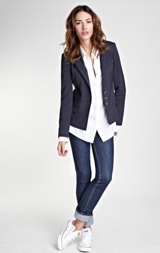 dunkelblaues Sakko, weißes Businesshemd, dunkelblaue enge Jeans, weiße niedrige Sneakers für Damen