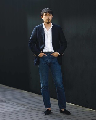 Smart-Casual Sommer Outfits Herren 2024: Vereinigen Sie ein dunkelblaues Sakko mit dunkelblauen Jeans, wenn Sie einen gepflegten und stylischen Look wollen. Machen Sie Ihr Outfit mit schwarzen Samt Slippern mit Quasten eleganter. Dieses Outfit ist ideal für den Sommer geeignet.