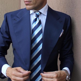 30 Jährige: Blaue vertikal gestreifte Krawatte kombinieren – 44 Elegante Herren Outfits warm Wetter: Vereinigen Sie ein dunkelblaues Sakko mit einer blauen vertikal gestreiften Krawatte, um vor Klasse und Perfektion zu strotzen.