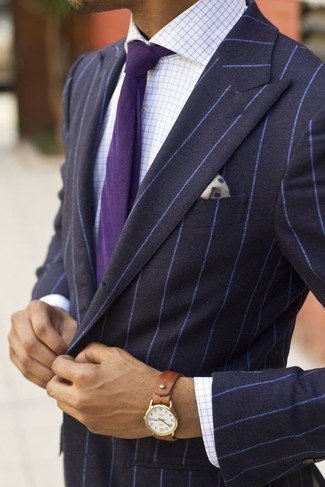 Dunkellila Krawatte kombinieren – 412 Herren Outfits: Tragen Sie ein dunkelblaues vertikal gestreiftes Sakko und eine dunkellila Krawatte für einen stilvollen, eleganten Look.