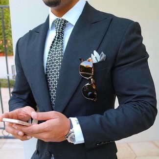 Schwarze und weiße bedruckte Krawatte kombinieren – 101 Herren Outfits: Tragen Sie ein dunkelblaues Sakko und eine schwarze und weiße bedruckte Krawatte, um vor Klasse und Perfektion zu strotzen.