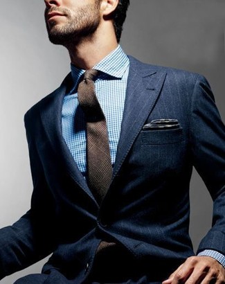 Dunkelbraune Wollkrawatte kombinieren – 8 Sommer Herren Outfits: Kombinieren Sie ein dunkelblaues vertikal gestreiftes Sakko mit einer dunkelbraunen Wollkrawatte für eine klassischen und verfeinerte Silhouette. Dieses Outfit ist ein perfekter Sommer-Look.