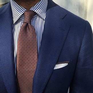 Dunkelbraune Krawatte kombinieren – 119 Smart-Casual Sommer Herren Outfits: Kombinieren Sie ein dunkelblaues Sakko mit einer dunkelbraunen Krawatte für einen stilvollen, eleganten Look. Schon mal so einen schönen Sommer-Outfit gesehen?