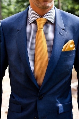 Goldenes Einstecktuch kombinieren – 479 Herren Outfits: Ein dunkelblaues Sakko und ein goldenes Einstecktuch sind eine kluge Outfit-Formel für Ihre Sammlung.