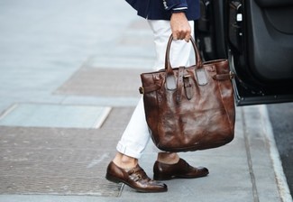 Braune Shopper Tasche kombinieren – 477 Herren Outfits: Entscheiden Sie sich für ein dunkelblaues Sakko und eine braune Shopper Tasche für einen entspannten Wochenend-Look. Fühlen Sie sich mutig? Vervollständigen Sie Ihr Outfit mit dunkelbraunen Doppelmonks aus Leder.