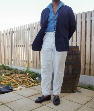 Hellblaues Chambray Kurzarmhemd kombinieren – 94 Herren Outfits: Kombinieren Sie ein hellblaues Chambray Kurzarmhemd mit einer weißen Chinohose für einen bequemen Alltags-Look. Wählen Sie schwarzen Leder Slipper mit Quasten, um Ihr Modebewusstsein zu zeigen.