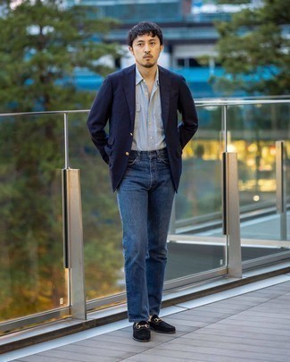 30 Jährige: Dunkelblaues Sakko kombinieren – 500+ Smart-Casual Herren Outfits: Die Paarung aus einem dunkelblauen Sakko und dunkelblauen Jeans ist eine gute Wahl für einen Tag im Büro. Schwarze Wildleder Slipper sind eine einfache Möglichkeit, Ihren Look aufzuwerten.