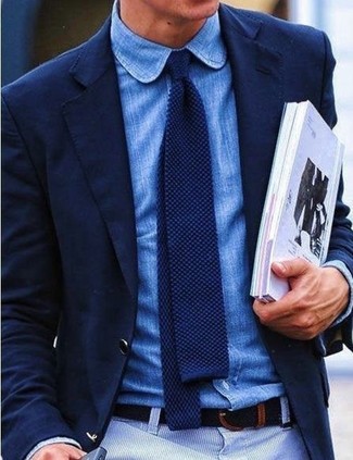 Wie dunkelblaues Langarmhemd mit weißer Chinohose zu kombinieren – 139 Herren Outfits warm Wetter: Kombinieren Sie ein dunkelblaues Langarmhemd mit einer weißen Chinohose, um einen lockeren, aber dennoch stylischen Look zu erhalten.
