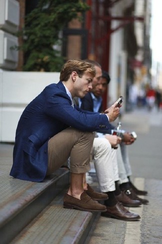 Braune Chinohose kombinieren – 500+ Smart-Casual Herren Outfits: Tragen Sie ein dunkelblaues Sakko und eine braune Chinohose für Ihren Bürojob. Fühlen Sie sich ideenreich? Vervollständigen Sie Ihr Outfit mit dunkelbraunen Wildleder Slippern.