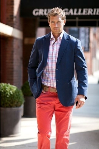 30 Jährige: Mehrfarbiges Langarmhemd kombinieren – 266 Herren Outfits: Entscheiden Sie sich für ein mehrfarbiges Langarmhemd und eine rote Chinohose für ein bequemes Outfit, das außerdem gut zusammen passt.