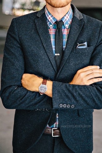 30 Jährige: Mehrfarbiges Langarmhemd mit Schottenmuster kombinieren – 189 Herren Outfits: Kombinieren Sie ein mehrfarbiges Langarmhemd mit Schottenmuster mit einem dunkelblauen Wollsakko, wenn Sie einen gepflegten und stylischen Look wollen.