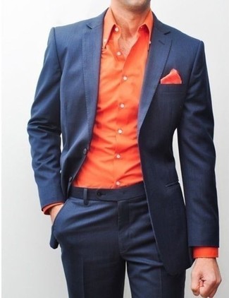 dunkelblaues Sakko, orange Langarmhemd, dunkelblaue Anzughose, orange Einstecktuch für Herren