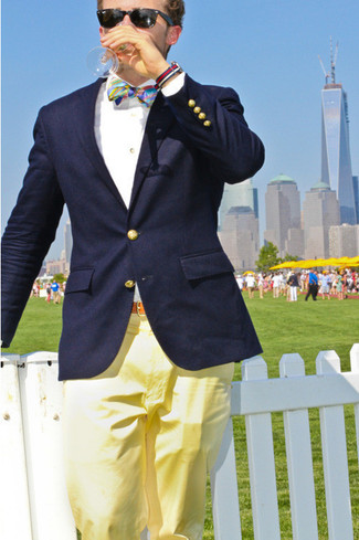 Gelbe Chinohose kombinieren – 181 Herren Outfits: Tragen Sie ein dunkelblaues Sakko und eine gelbe Chinohose für einen für die Arbeit geeigneten Look.