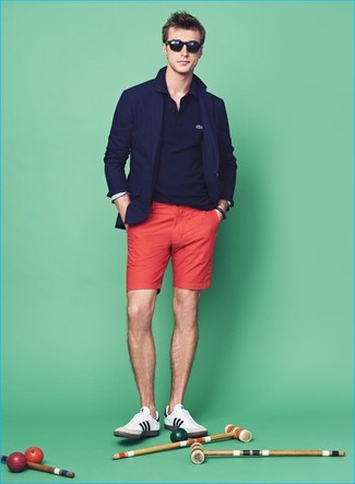 Rote Shorts kombinieren – 87 Herren Outfits: Kombinieren Sie ein dunkelblaues Sakko mit roten Shorts für einen für die Arbeit geeigneten Look. Weiße und schwarze Leder niedrige Sneakers verleihen einem klassischen Look eine neue Dimension.