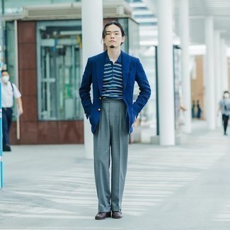 Smart-Casual Sommer Outfits Herren 2024: Kombinieren Sie ein dunkelblaues Sakko mit einer grauen Anzughose für eine klassischen und verfeinerte Silhouette. Dunkelbraune Leder Slipper fügen sich nahtlos in einer Vielzahl von Outfits ein. Ein super Sommer-Outfit.