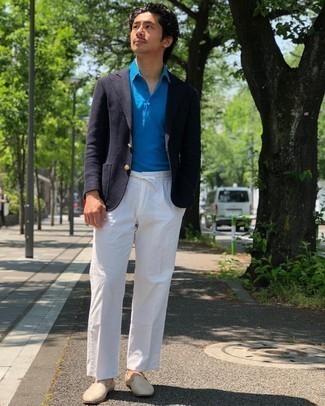 Beige Leder Slipper kombinieren – 93 Herren Outfits: Kombinieren Sie ein dunkelblaues Sakko mit einer weißen Chinohose, wenn Sie einen gepflegten und stylischen Look wollen. Machen Sie Ihr Outfit mit beige Leder Slippern eleganter.