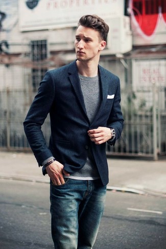 dunkelblaues Wollsakko, grauer Pullover mit einem Rundhalsausschnitt, dunkelblaue Jeans, weißes Einstecktuch für Herren