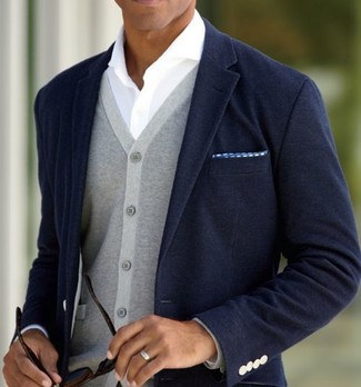 Dunkelblaues und weißes gepunktetes Einstecktuch kombinieren – 251 Herren Outfits: Ein dunkelblaues Sakko und ein dunkelblaues und weißes gepunktetes Einstecktuch sind eine ideale Outfit-Formel für Ihre Sammlung.