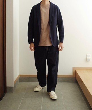 Welche niedrige Sneakers mit dunkelblauen Sakkos zu tragen – 432 Herren Outfits warm Wetter: Vereinigen Sie ein dunkelblaues Sakko mit schwarzen Jeans für Drinks nach der Arbeit. Warum kombinieren Sie Ihr Outfit für einen legereren Auftritt nicht mal mit niedrigen Sneakers?