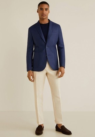 Hellbeige Anzughose kombinieren – 437 Smart-Casual Herren Outfits: Kombinieren Sie ein dunkelblaues Sakko mit einer hellbeige Anzughose, um vor Klasse und Perfektion zu strotzen. Dunkelbraune Wildleder Slipper sind eine gute Wahl, um dieses Outfit zu vervollständigen.