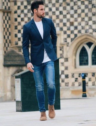Welche Jeans mit beige Chukka-Stiefel zu tragen – 91 Smart-Casual Herren Outfits: Vereinigen Sie ein dunkelblaues Sakko mit Jeans für einen für die Arbeit geeigneten Look. Beige Chukka-Stiefel sind eine ideale Wahl, um dieses Outfit zu vervollständigen.
