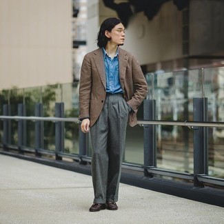 Sakko mit Vichy-Muster kombinieren – 111 Elegante Herren Outfits: Tragen Sie ein Sakko mit Vichy-Muster und eine dunkelgraue Wollanzughose für einen stilvollen, eleganten Look. Vervollständigen Sie Ihr Look mit dunkelbraunen Leder Slippern.