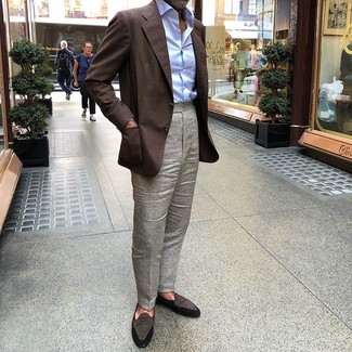 50 Jährige: Welche Slipper mit dunkelbraunen Sakkos zu tragen – 67 Herren Outfits: Etwas Einfaches wie die Wahl von einem dunkelbraunen Sakko und einer grauen Anzughose kann Sie von der Menge abheben. Slipper fügen sich nahtlos in einer Vielzahl von Outfits ein.