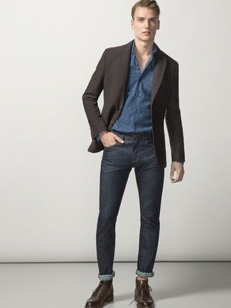 Wie blaue Jeans mit brauner Chukka-Stiefel aus Leder zu kombinieren – 219 Herren Outfits: Entscheiden Sie sich für ein dunkelbraunes Sakko und blauen Jeans für Drinks nach der Arbeit. Braune Chukka-Stiefel aus Leder sind eine kluge Wahl, um dieses Outfit zu vervollständigen.