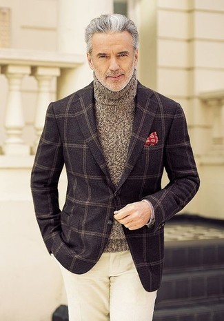 Braunen Strick Rollkragenpullover kombinieren – 70 Herren Outfits: Entscheiden Sie sich für einen braunen Strick Rollkragenpullover und eine hellbeige Chinohose, um einen lockeren, aber dennoch stylischen Look zu erhalten.