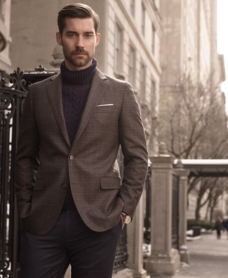 30 Jährige: Welche Rollkragenpullover mit grauer Anzughose zu tragen – 391 Herren Outfits: Machen Sie sich mit einem Rollkragenpullover und einer grauen Anzughose einen verfeinerten, eleganten Stil zu Nutze.